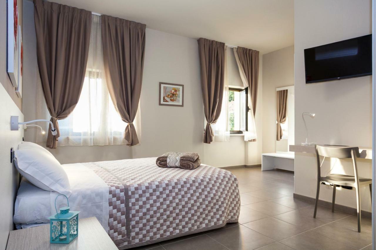 Riviera Hub Hotel Cisano sul Neva ภายนอก รูปภาพ