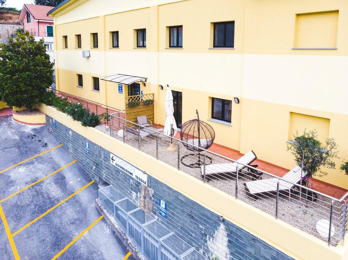 Riviera Hub Hotel Cisano sul Neva ภายนอก รูปภาพ